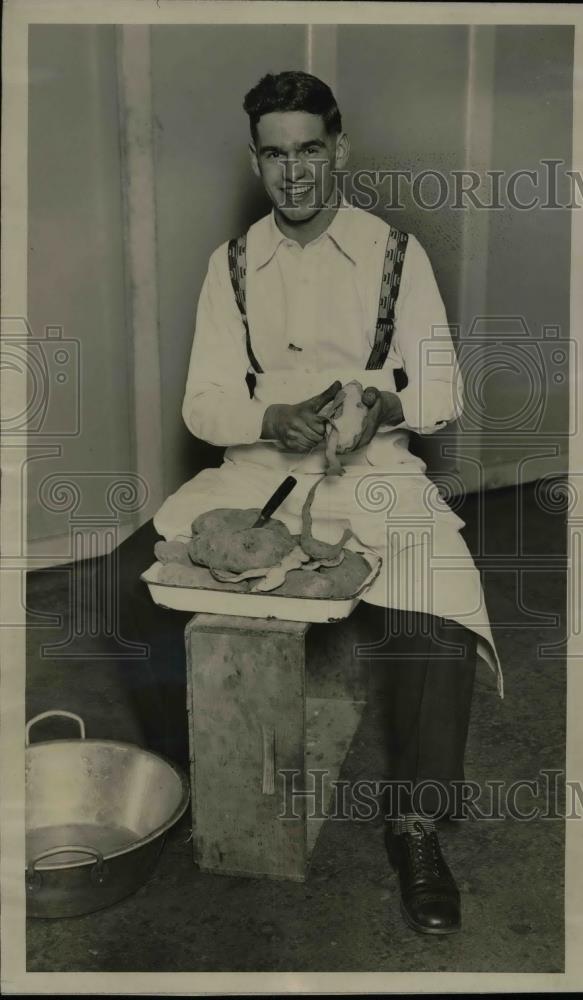 1929 Press Photo Ross Whitney Junior as potato peeling contest - Historic Images