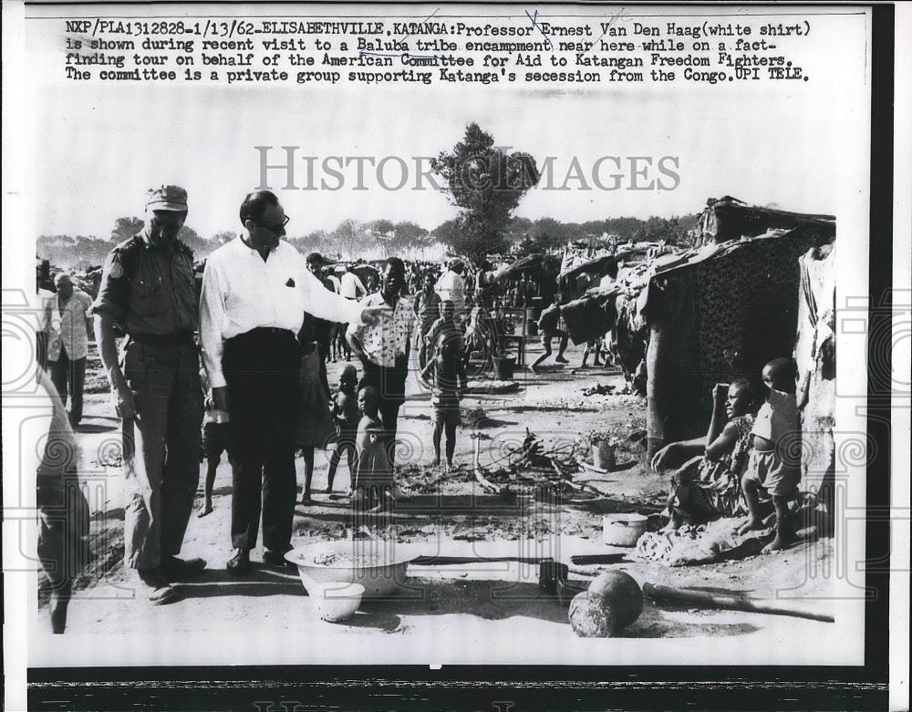 1962 Press Photo Prof. Van Den Haag during a recent visit to Baluba tribe - Historic Images