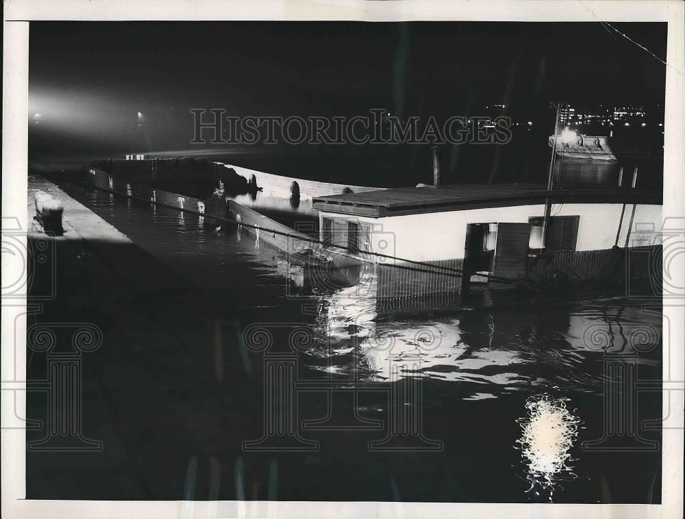 1948 Press Photo Freighter struck &amp; sank a tugboat towing two barges in the - Historic Images