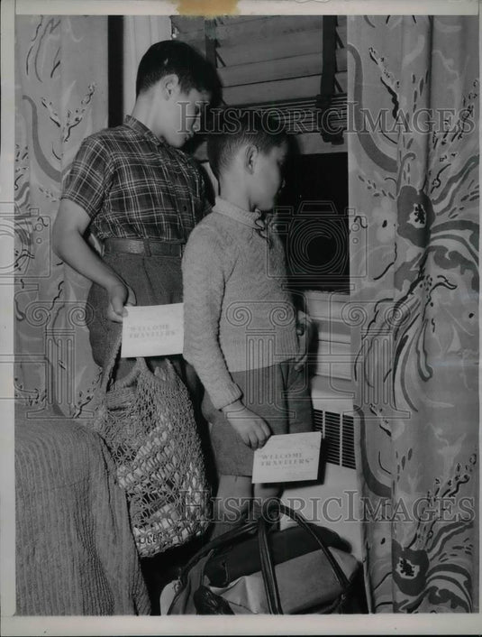 1947 Press Photo Denny & Billy Braat at Metropolitan Hotel in Chicago - Historic Images