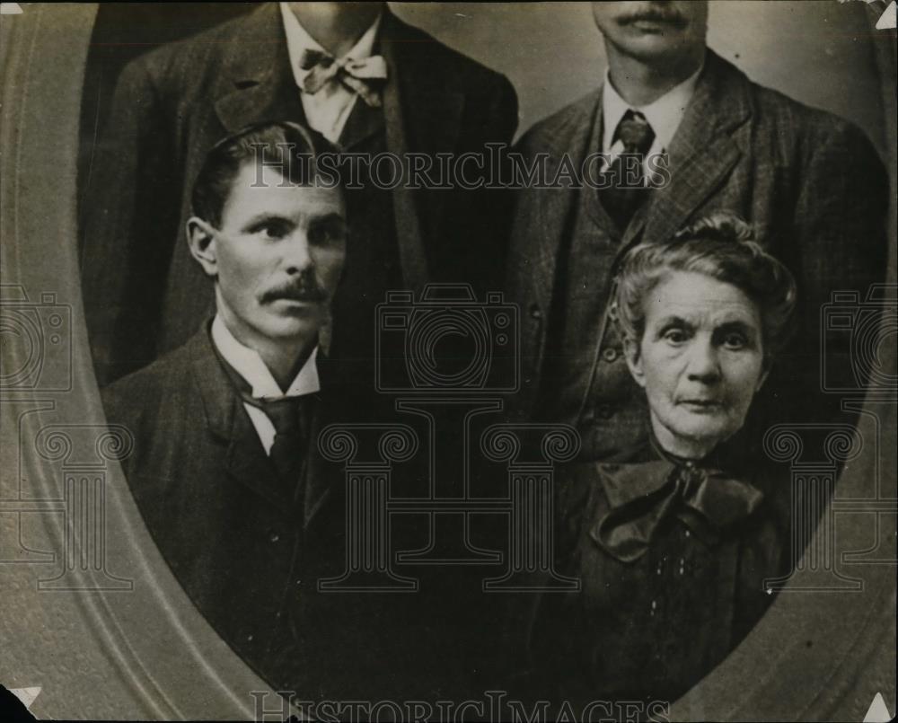 1914 Press Photo C. Kinsey (Baby Rallies Father) - nea70102 - Historic Images