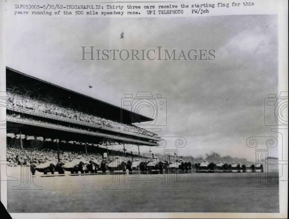 1962 Press Photo 33 cars receive starting flag at Indianapolis 500-mile race - Historic Images
