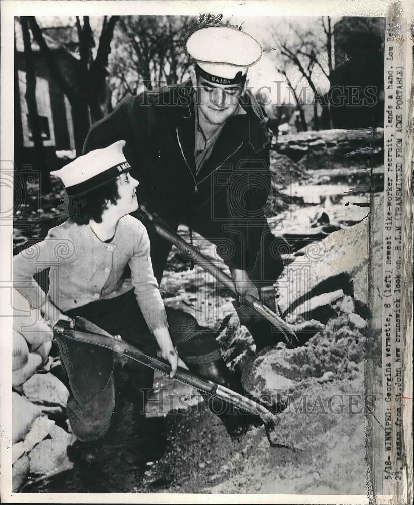 1950 Press Photo Georgina Vermette Age 8 Helping Build Dike - Historic Images