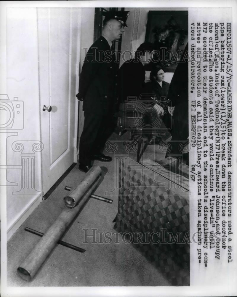1970 Press Photo Student demonstrators break down  office of Mass.Inst.of Tech. - Historic Images
