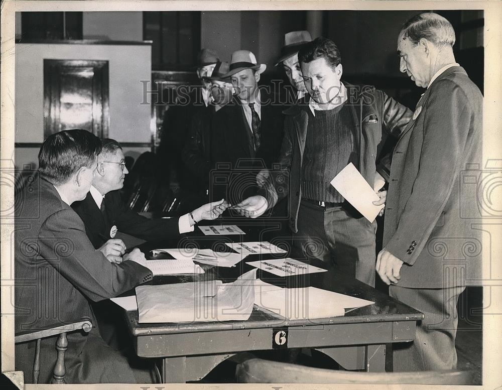 1944 Press Photo Illinois Union of Telephone Workers voting on strike, Chicago - Historic Images