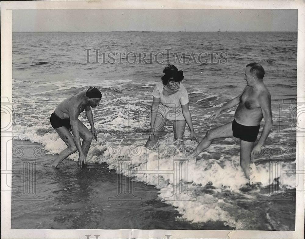 1946 Press Photo 68 Degrees in December in New York - Historic Images