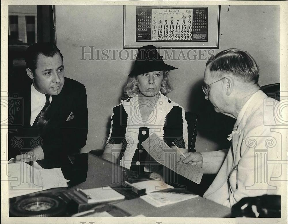 1938 Press Photo Majonita McCord  &amp; husband  Ralph McCord discussing with - Historic Images