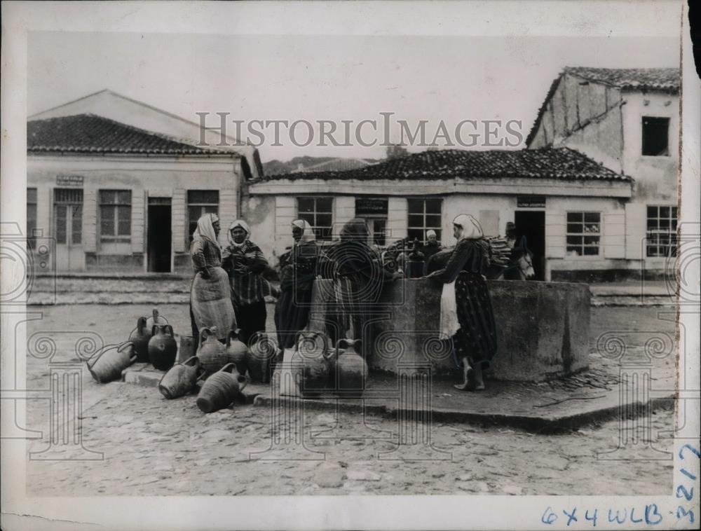 1938 Press Photo Womenfolk of Tirana gather at the well in Alabama - nea65452 - Historic Images