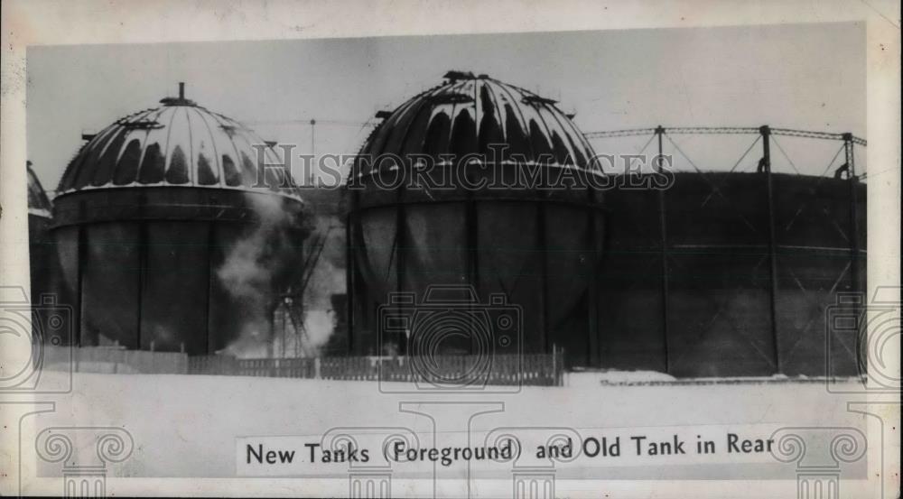 1941 Press Photo New &amp; old tanks for oil &amp; gas storage - Historic Images
