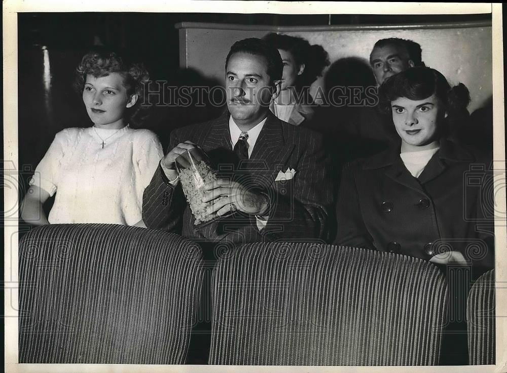 1947 Press Photo Irving Levis tests new popcorn bag at his Calif, theater - Historic Images