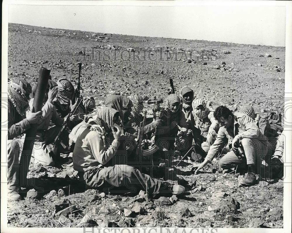1970 Press Photo Arab Guerrilas Taking Class in Map Reading in Jordan - Historic Images