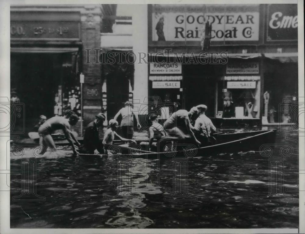 1933 Press Photo Flooded Waters in the Street of Norfolk from a Hurricane - Historic Images