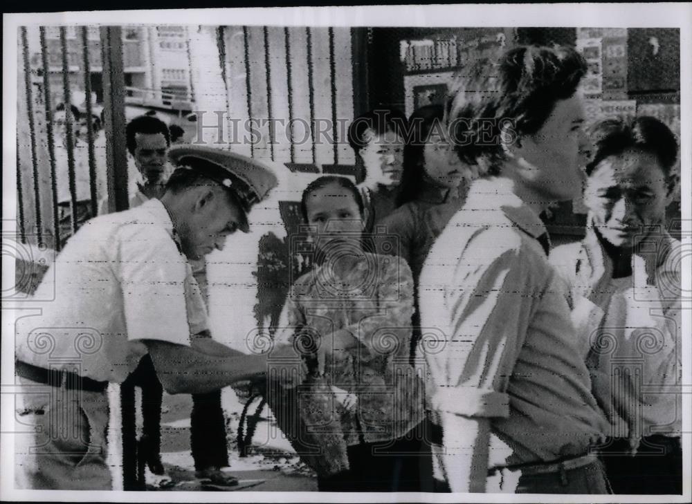 1967 Press Photo A guard searches a woman&#39;s handbag during South Vietmanese - Historic Images
