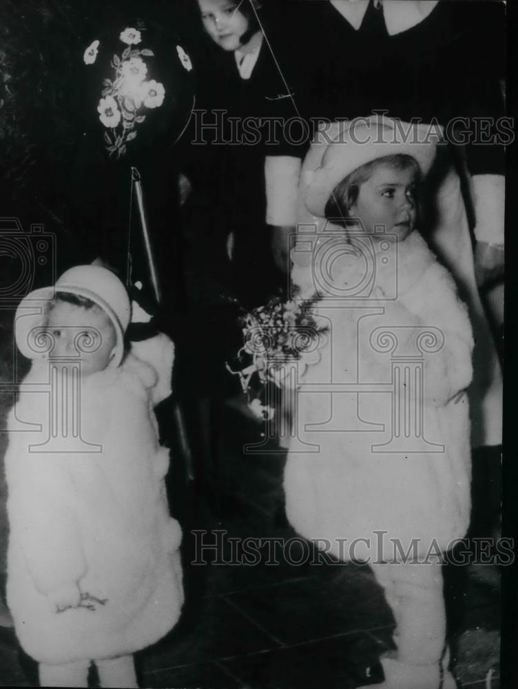 1938 Press Photo Princess Margaretha Princess Birgitta Sweden Christmas Fair - Historic Images