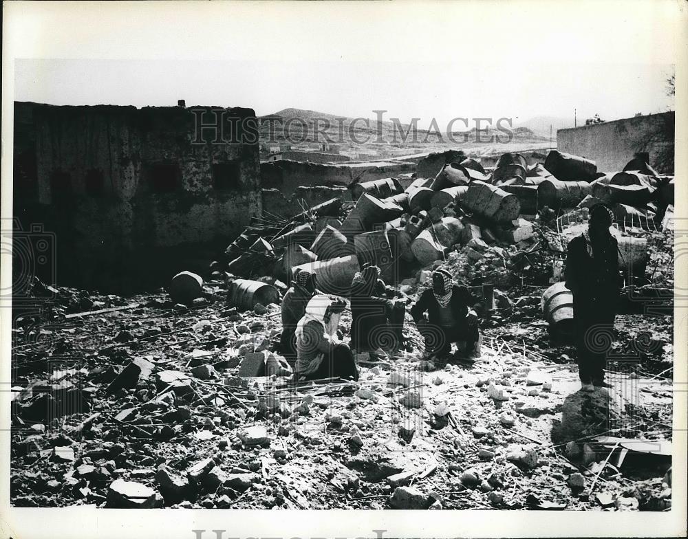 1968 Press Photo Shouneh Villagers Sitting Amid Ruins of Homes in Jordan - Historic Images