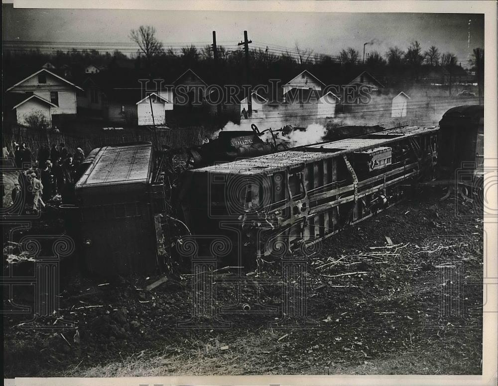 1938 Press Photo Chicago-St. Louis Train Crashes Into Brewery Truck - nea72812 - Historic Images