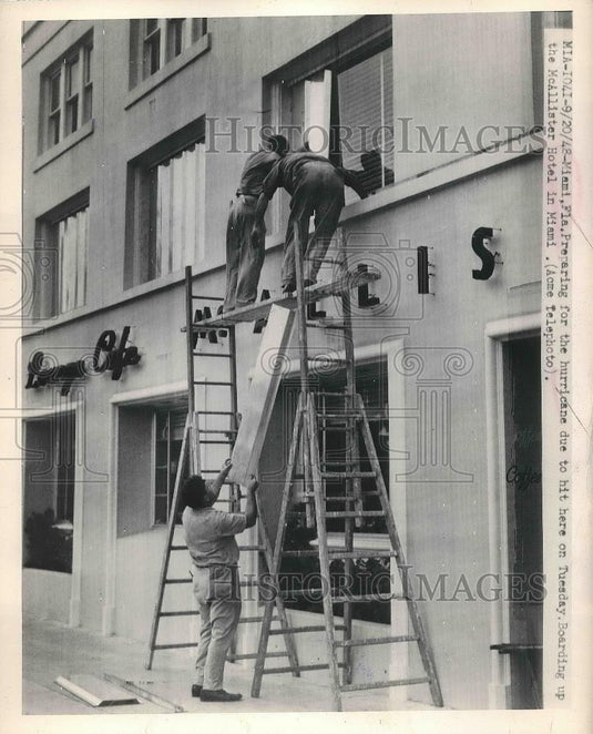 1948 Press Photo People preparing for hurricane in Florida - Historic Images