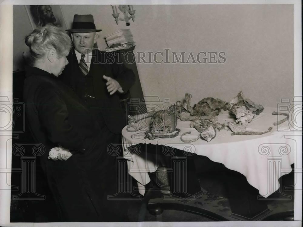 1938 Press Photo Ark. sheriff JT Thompson arrests Mrs CT Hebner for murder - Historic Images
