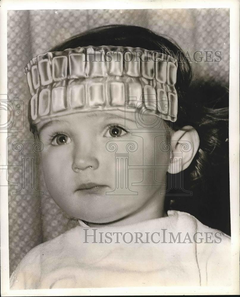 1948 Press Photo The original Flexitherm cold & heat bandage applied to child's - Historic Images