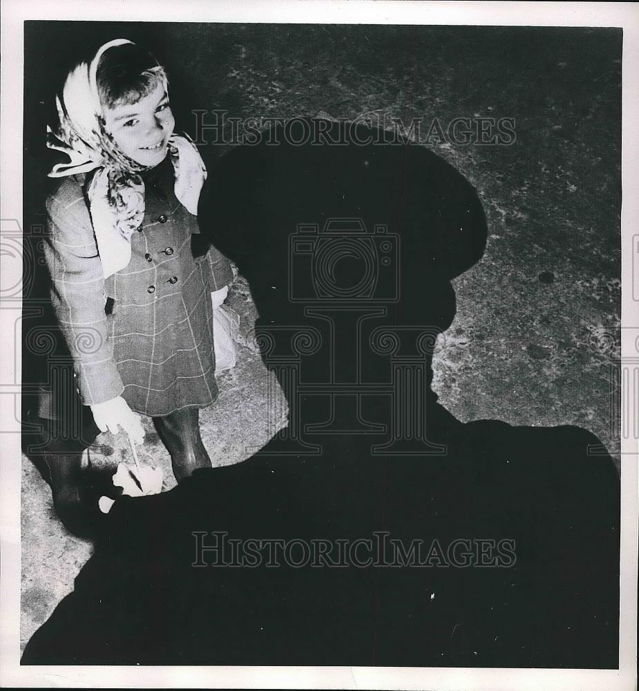 1952 Press Photo Shirley Poyser Alone on Bus, Chicago, Questioned by Police - Historic Images