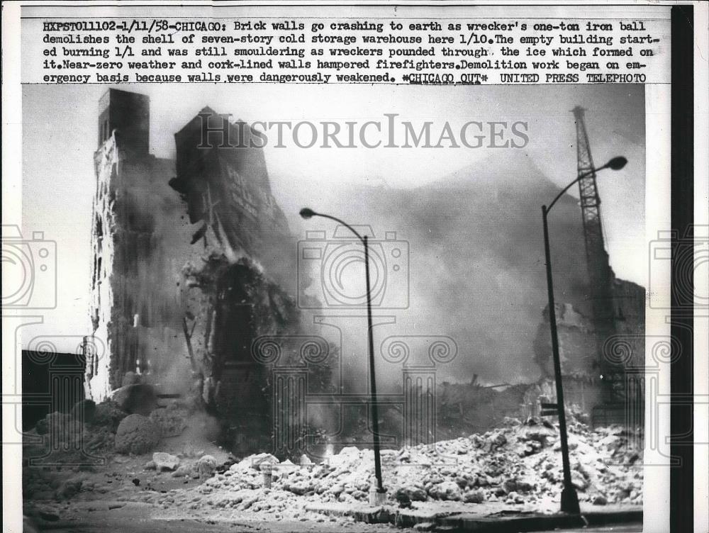 1958 Press Photo Warehouse Fire In Chicago Illinois Storage Building Demolition - Historic Images