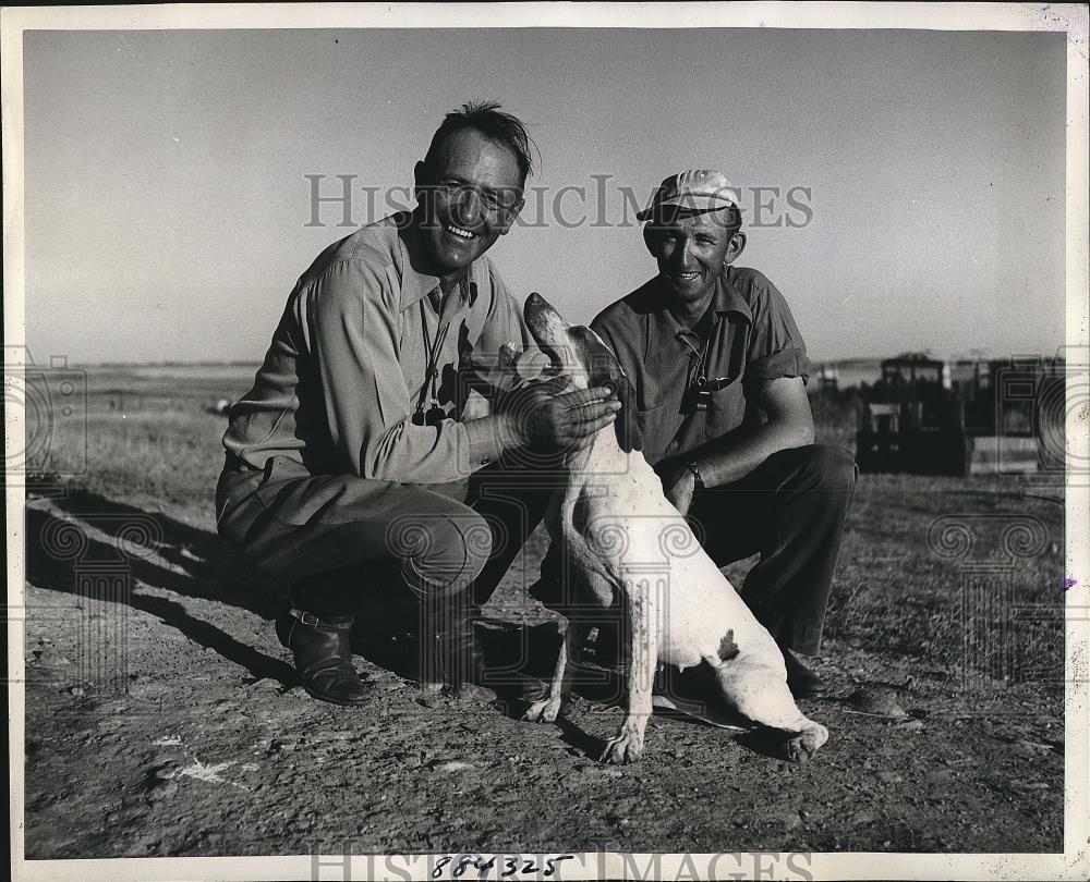 1948 Press Photo Owner Roy Stone &amp; Trainer Allan Sharpe With Oak Creek Queen - Historic Images