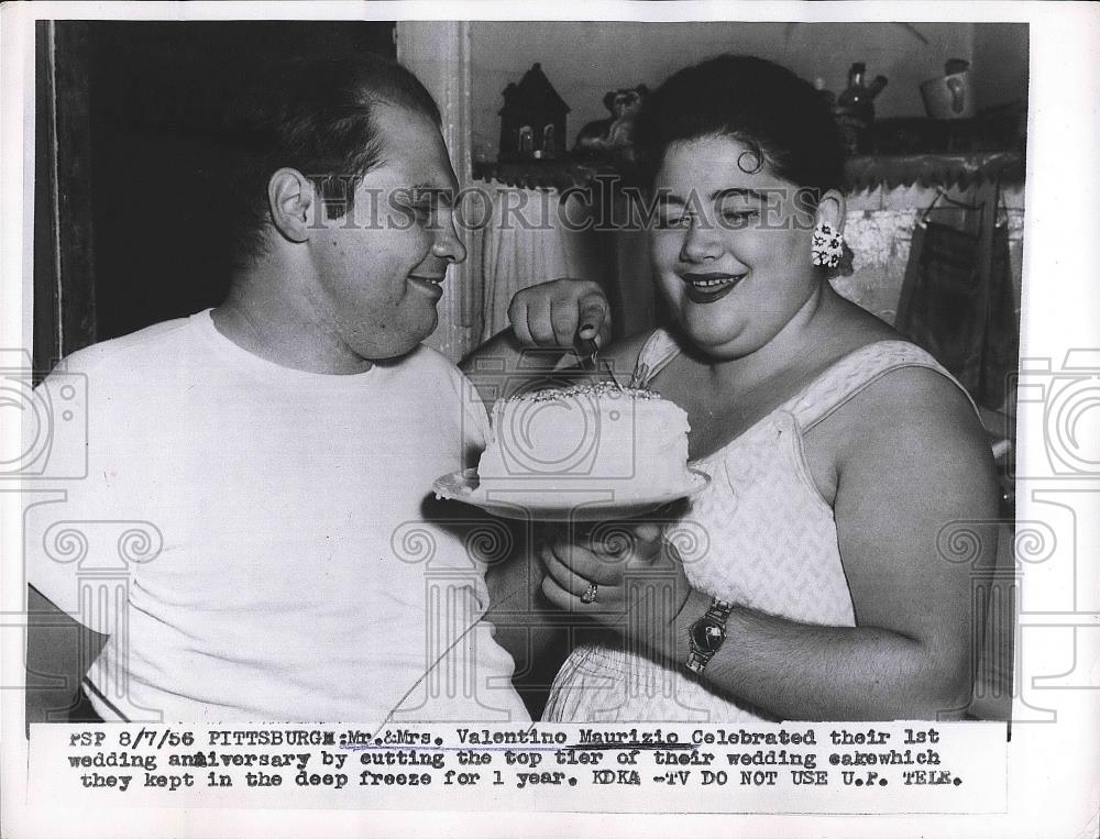 1956 Press Photo Mr.&amp;Mrs.Valentino Maurizio with their cake they freeze fro 1yr. - Historic Images