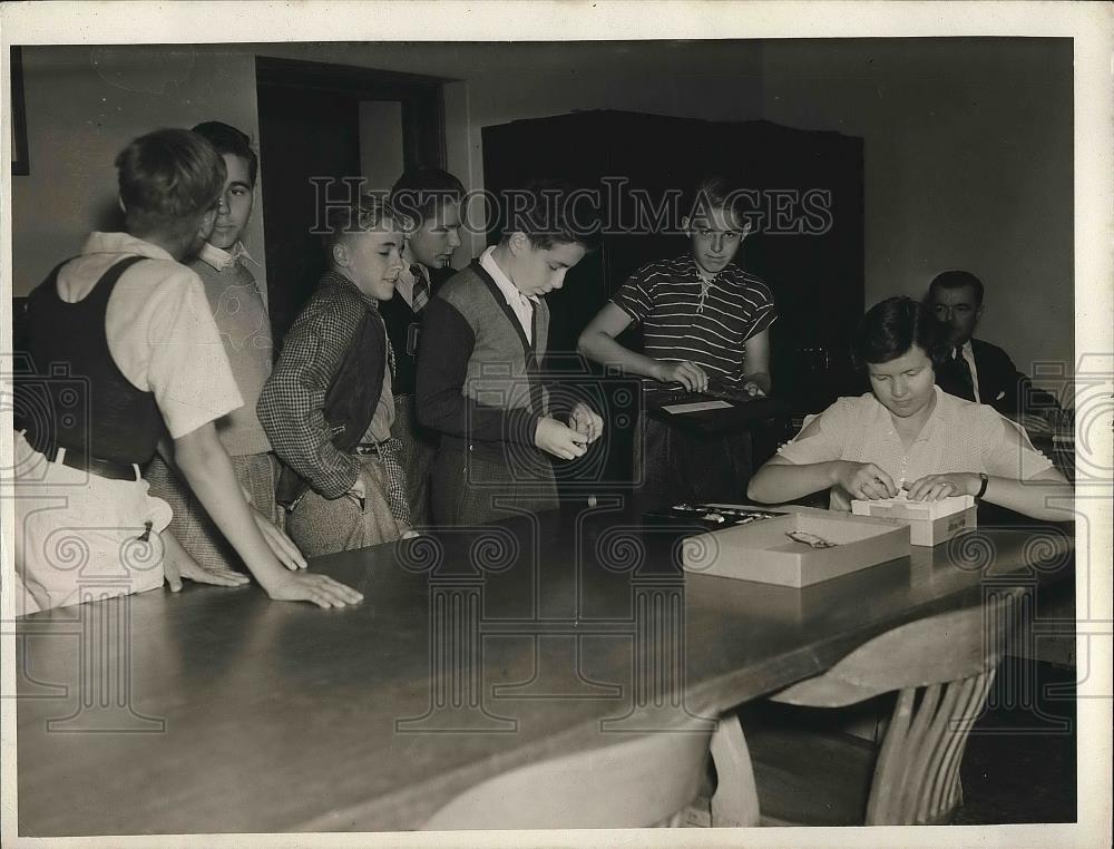 1938 Press Photo Shaker Heights Junior High Students Buying Books - nea75998 - Historic Images