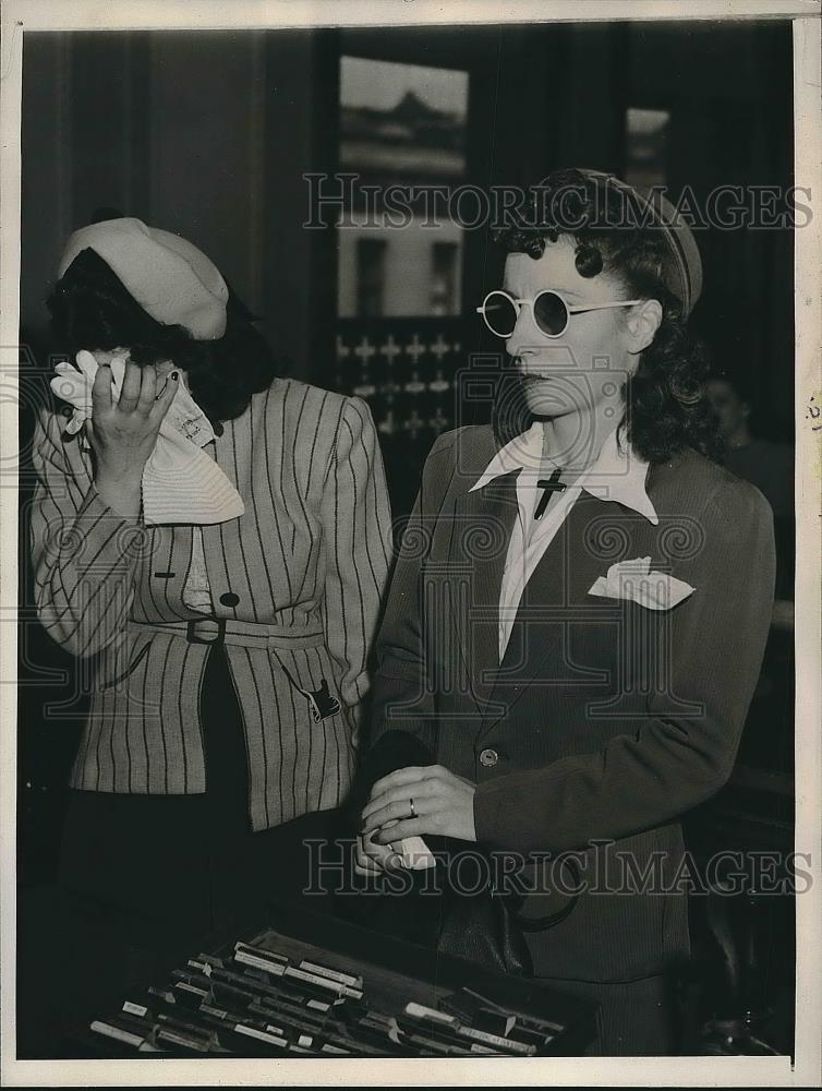1945 Press Photo Kay Benedetti and her sister Helene Wallace at court - Historic Images
