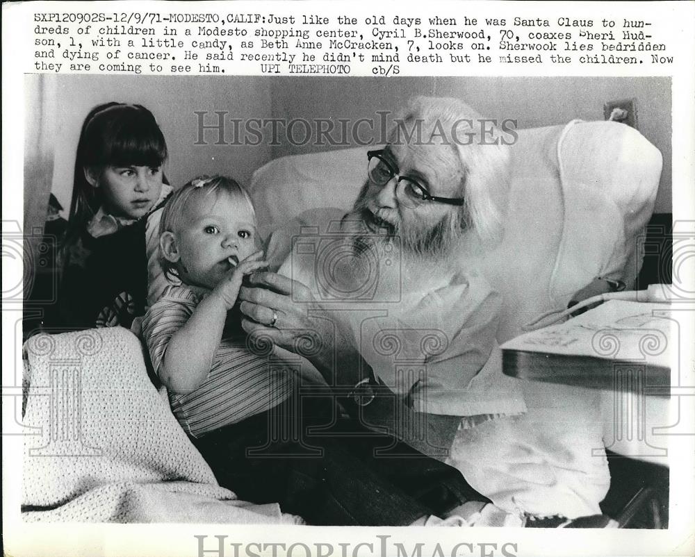 1971 Press Photo Former Santa Claus Cyril Sherwood in Hospital with Children - Historic Images