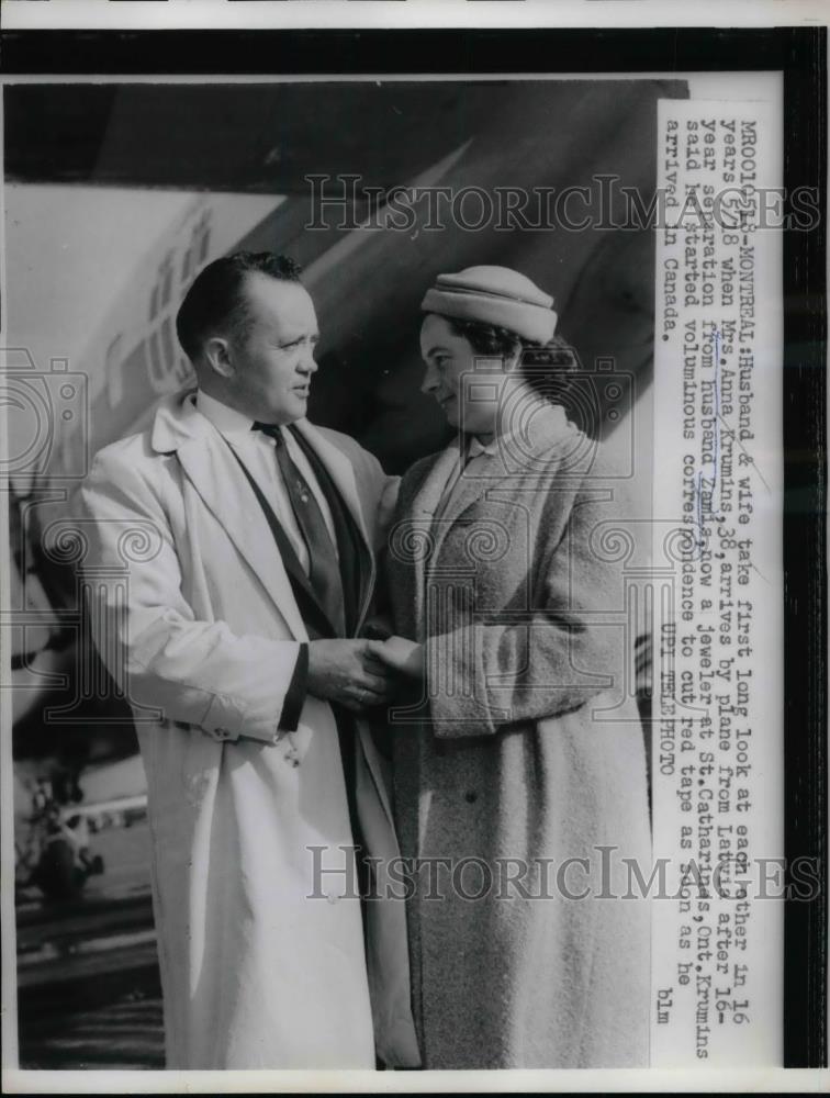 1960 Press Photo Mr & Mrs Zamia Krumins Reunited After 16 Years - nea75134 - Historic Images