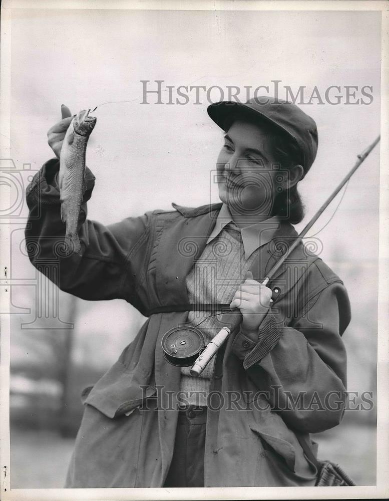 1939 Press Photo Isabelle Turkington on fishing trip - Historic Images