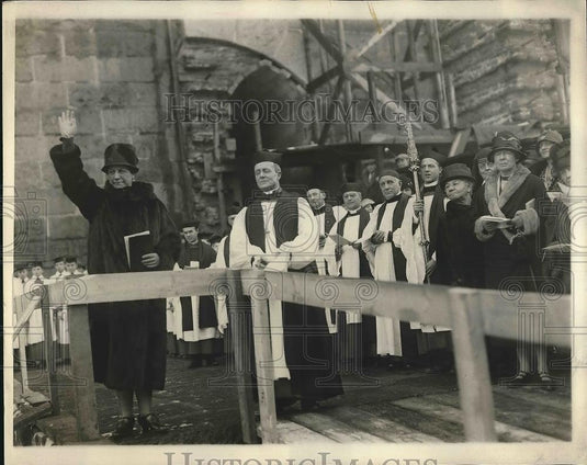 1930 Press Photo Mrs. Edmund L. Bayeuis waving to other people w/ priest behind - Historic Images
