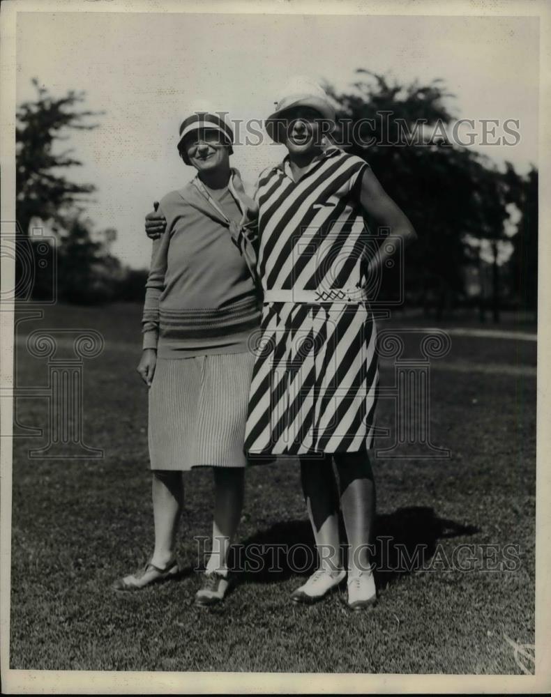 1926 Press Photo Mrs. Chas O. Grissom &amp; Mrs. W. H. Lucas Jr. at Sleepy Hollow - Historic Images