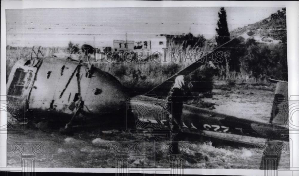 1969 Press Photo Guerilla Standing Near Wrecked Lebanese Army Helicopter - Historic Images