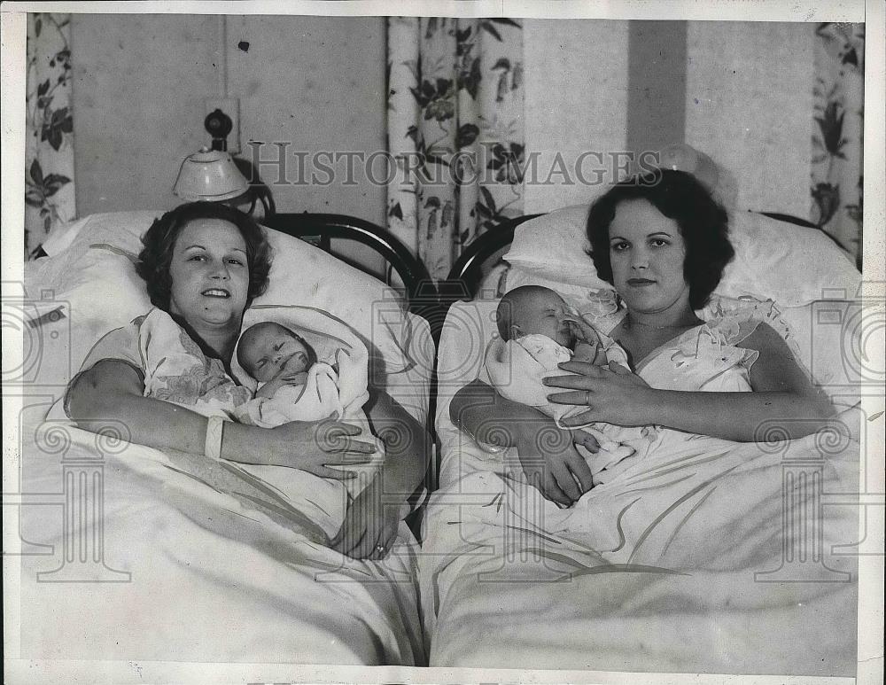 1933 Press Photo Mrs. Nellie Hawes, sister Mrs. Louise Little - Historic Images