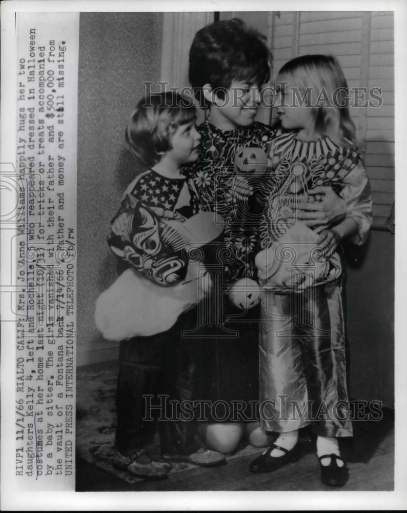 1966 Press Photo Mrs Jo Anne Williams & Twin Daughters Reunited - Historic Images