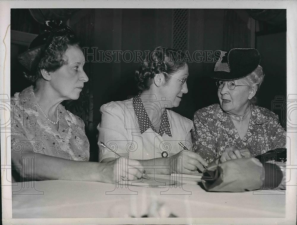 1944 Press Photo Mrs. Charles G. Ryan, Mrs. Cecilia Garvin, Mrs. John H. Bingham - Historic Images