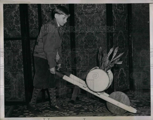 1944 Press Photo Frank Rezac, Boys' Club, Movable Garden Made of Wood - Historic Images