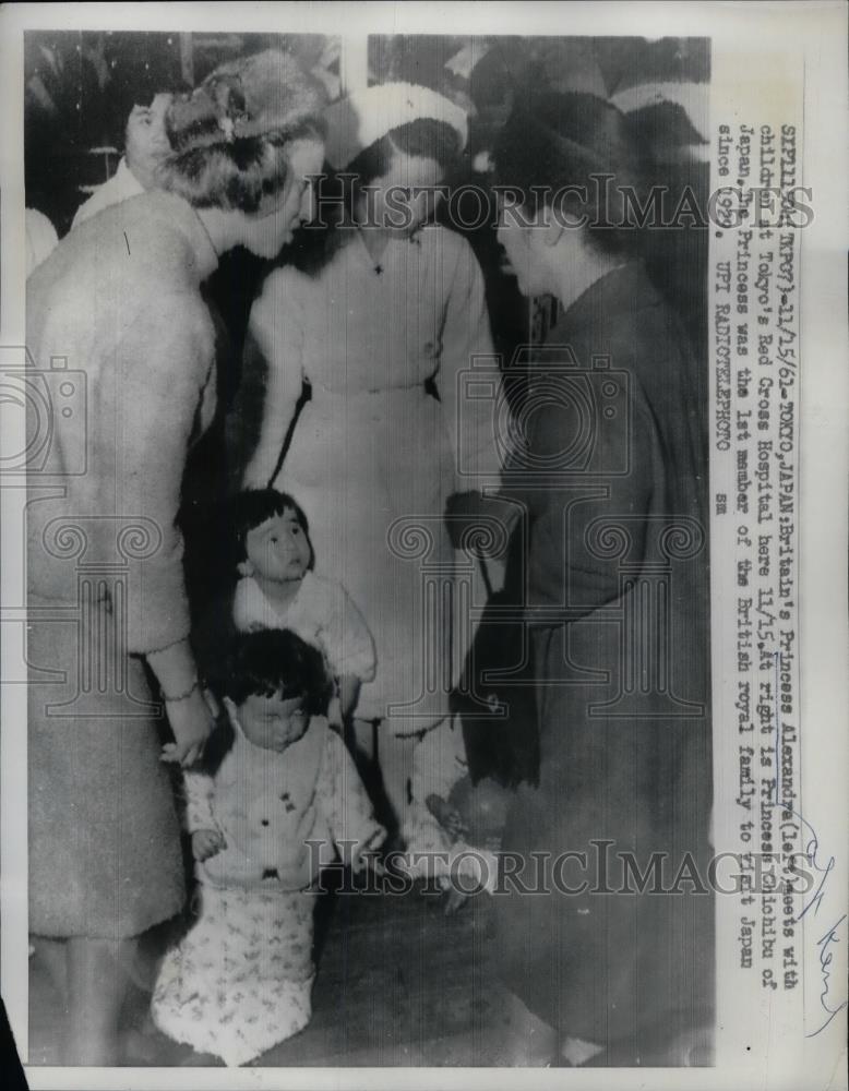 1961 Press Photo Britain&#39;s Princess Alexandra at Toyko Red Cross hospital - Historic Images