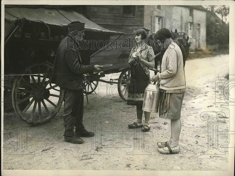 1927 Press Photo Albert Grabin With Two Ladies in France - nea71698 - Historic Images