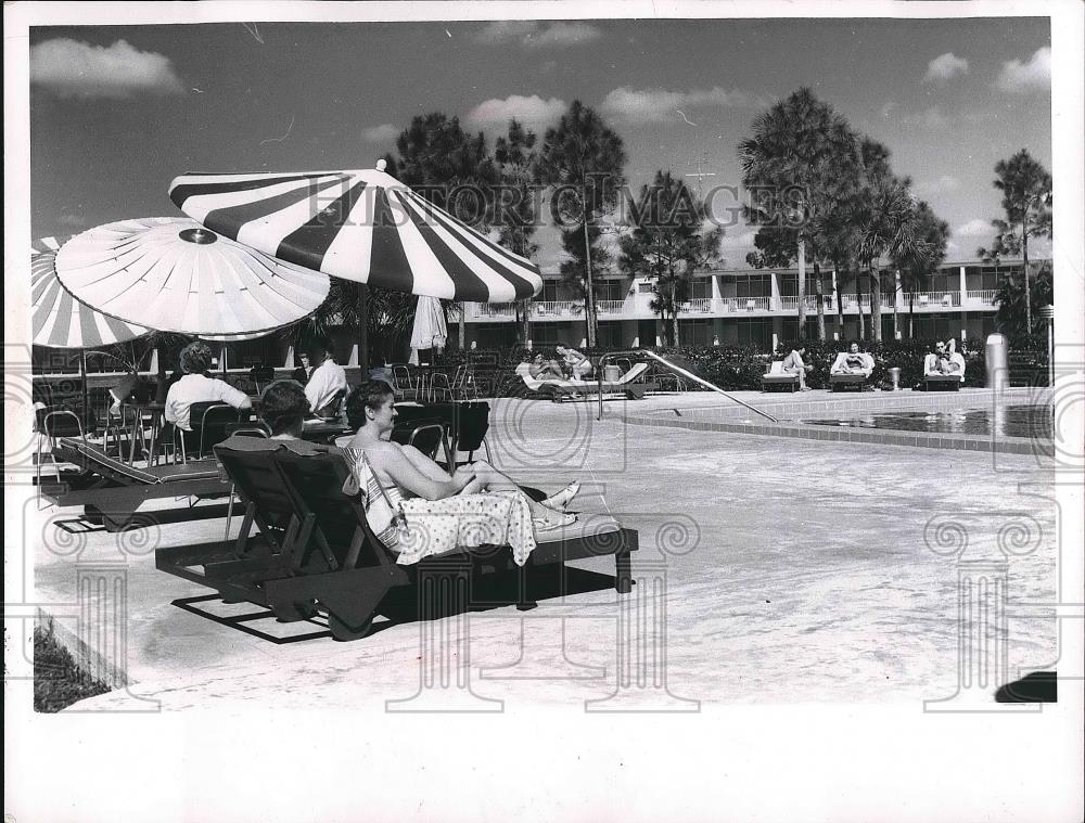 1961 Press Photo Cleveland Press Water Park Children Sunning Playing - nea72968 - Historic Images