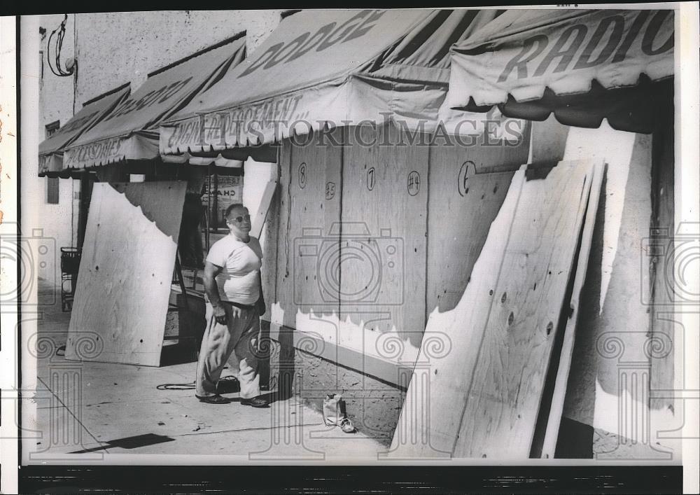 1960 Press Photo Store getting prepared for hurricane in Miami - Historic Images