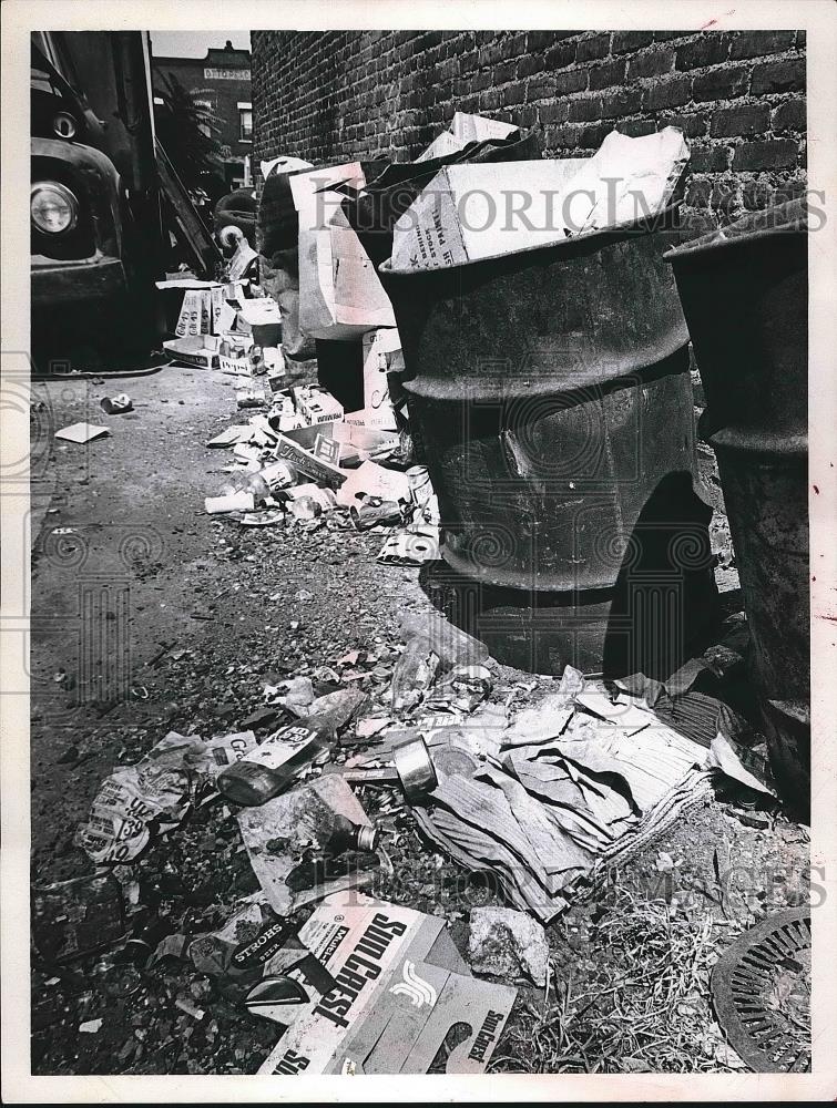 1969 Press Photo Trash Scattered Behind a Building - nea71787 - Historic Images