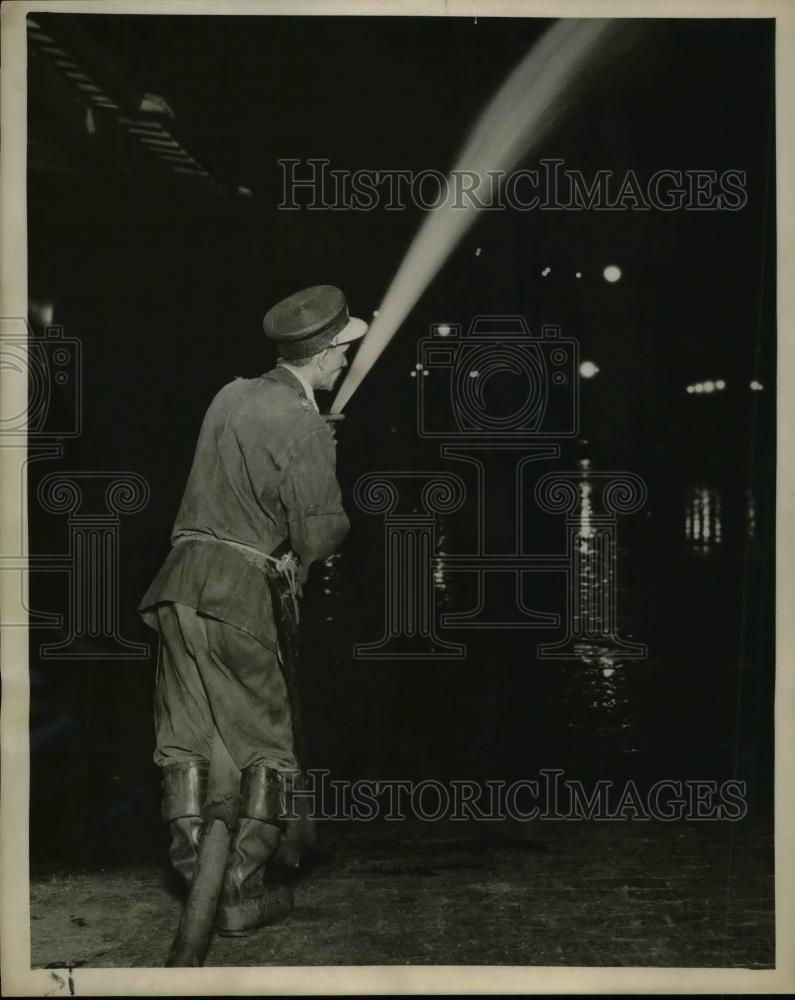 1922 Press Photo A street cleaner with hose to flush sewers - nea75428 - Historic Images