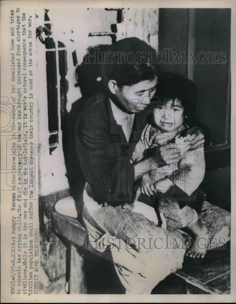 1951 Press Photo Hungry Korean Mom with Her Crying Child Home Demolished - Historic Images