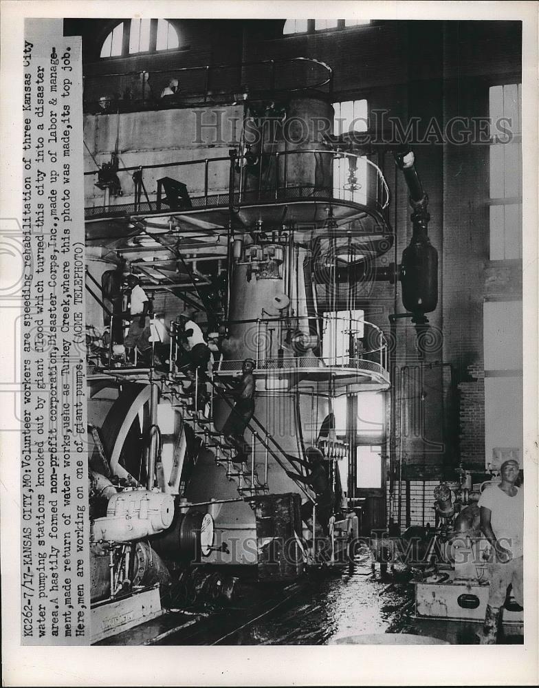 1951 Press Photo Volunteers at Kansas City water pumping station after flood - Historic Images