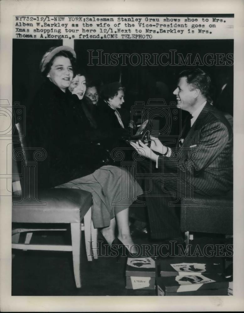 1949 Press Photo Salesman Stanley Grau & Mrs  Alben Barkley in NY - Historic Images