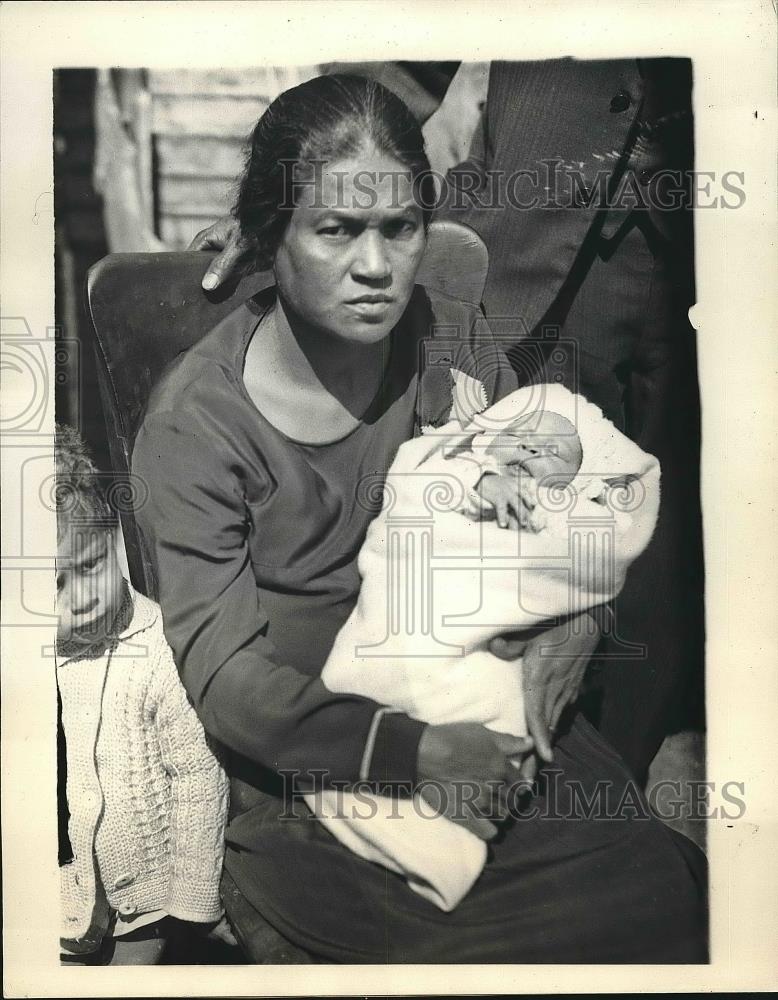 1933 Press Photo Mr5s Isolina Ramos with her son Elias Ramos - nea72078 - Historic Images