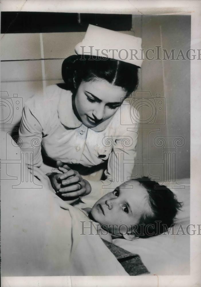 1950 Press Photo Joan Rietzen found neglected with burns Nurse Geneevieve Mills - Historic Images